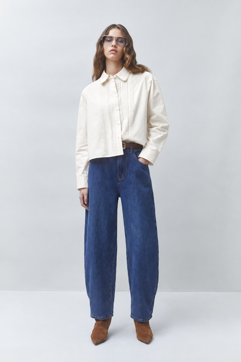 Look complet avec la blouse blanc cassé Libre SUNCOO FEMME, jean large et bottines en daim