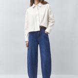 Look complet avec la blouse blanc cassé Libre SUNCOO FEMME, jean large et bottines en daim
