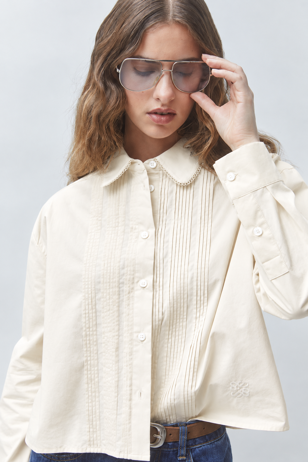 Gros plan sur le col en guipure et le plastron plissé de la blouse blanc cassé SUNCOO FEMME Libre