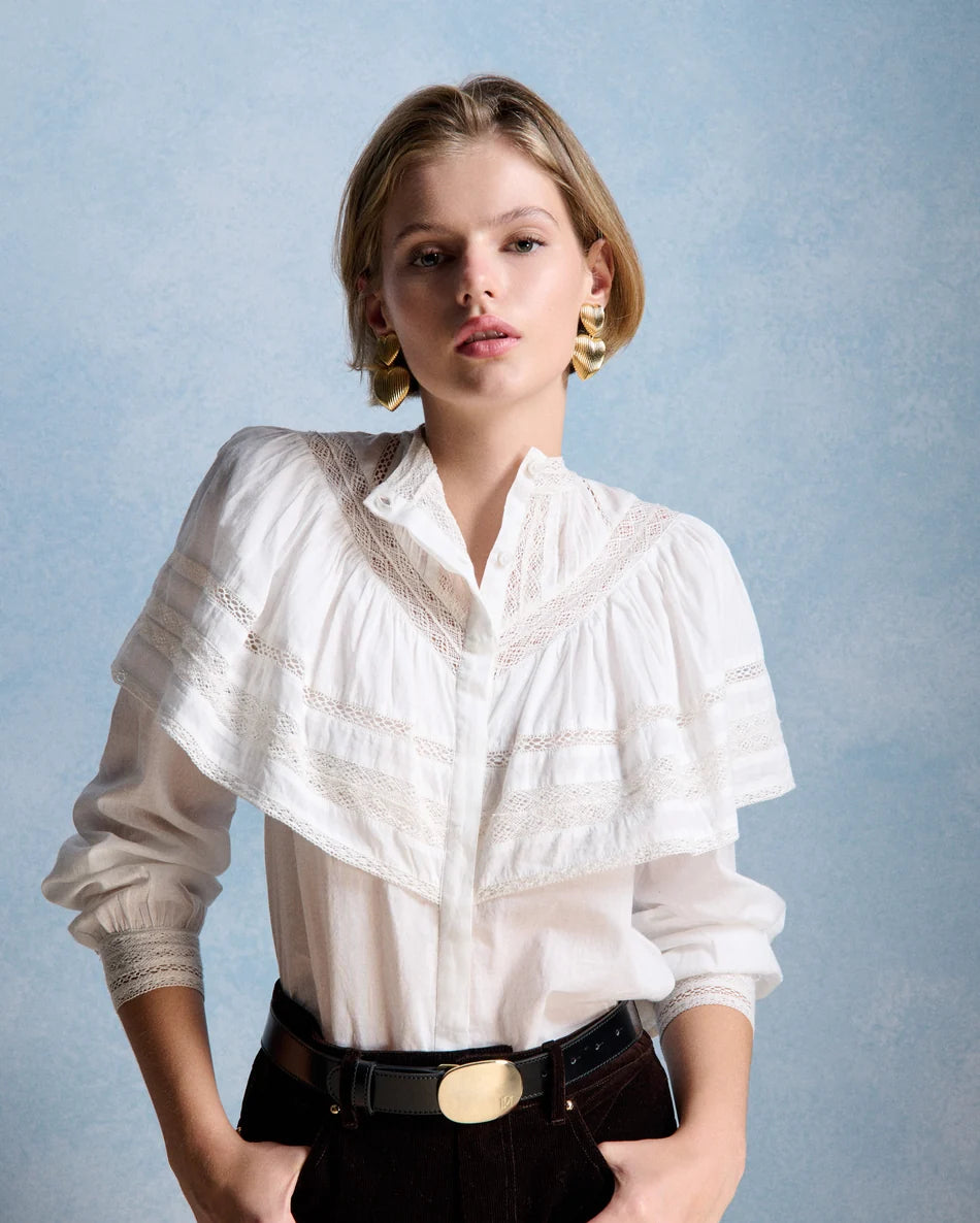 Blouse romantique en coton bio écru PETITE MENDIGOTE Milady avec grand volant cape et dentelle vue de face