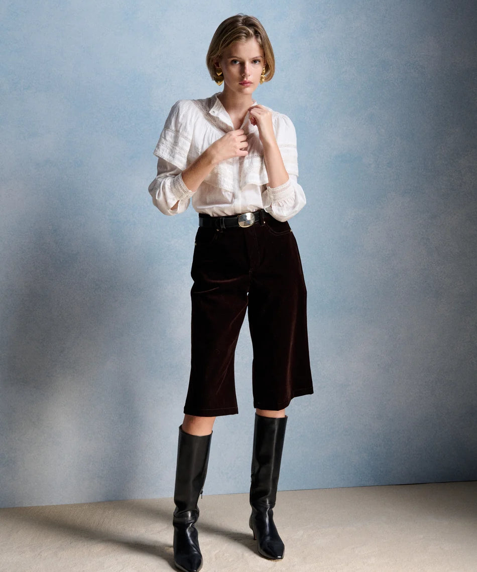 Silhouette complète avec la blouse écru Milady PETITE MENDIGOTE, bermuda en velours marron et bottes hautes en cuir noir