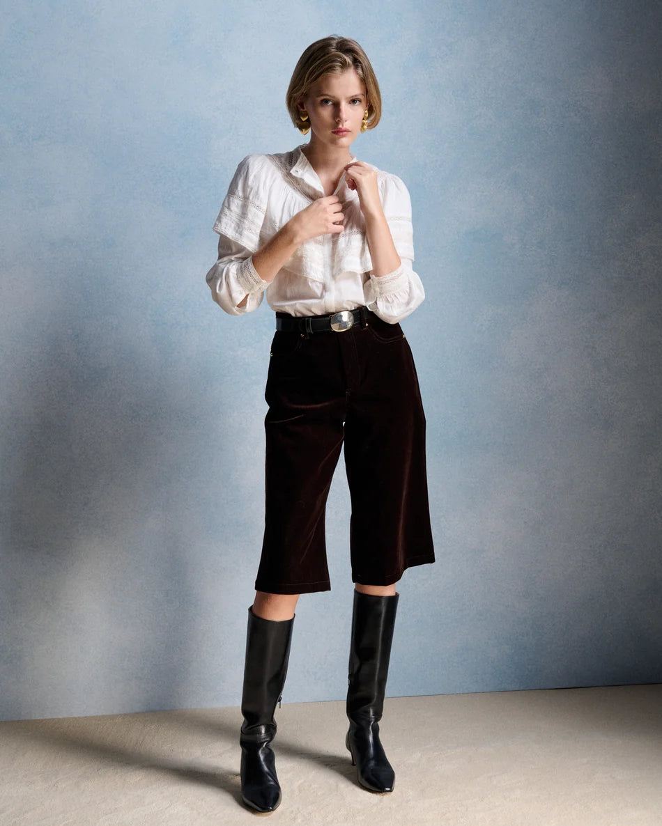 Silhouette complète avec la blouse écru Milady PETITE MENDIGOTE, bermuda en velours marron et bottes hautes en cuir noir