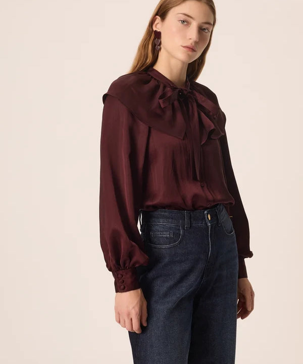 Modèle portant la blouse satinée prune Satia DES PETITS HAUTS avec un jean brut