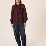 Vue d'ensemble de face de la blouse fluide à collerette Satia DES PETITS HAUT