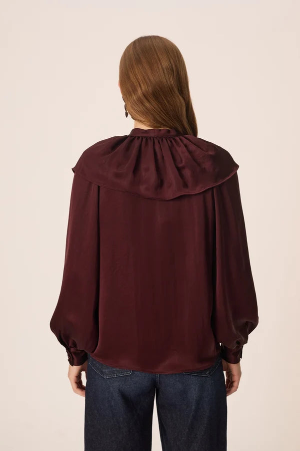 Vue de dos de la blouse prune Satia DES PETITS HAUTS montrant le détail de la collerette