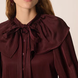 Zoom sur le col volanté et le nœud lavallière de la blouse Satia DES PETITS HAUTS