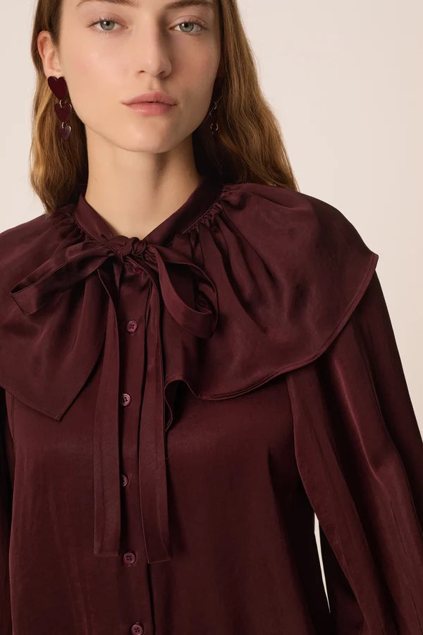 Zoom sur le col volanté et le nœud lavallière de la blouse Satia DES PETITS HAUTS