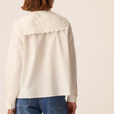 Vue de dos du col brodé festonné et du plastron de la blouse écru Soline DES PETITS HAUTS
