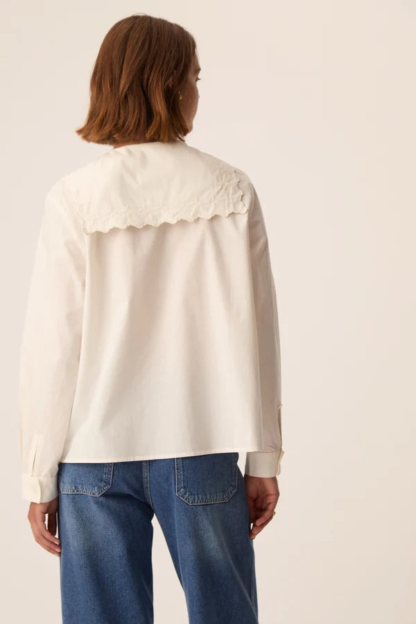 Vue de dos du col brodé festonné et du plastron de la blouse écru Soline DES PETITS HAUTS