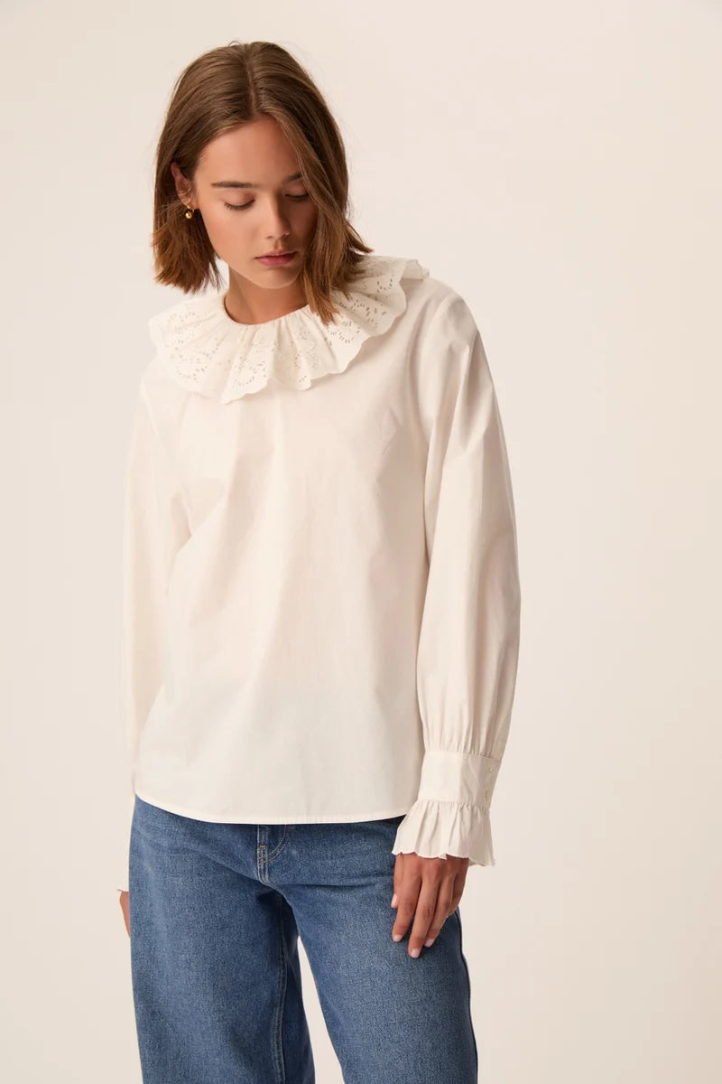 Modèle portant la blouse écru Solinette DES PETITS HAUTS avec un jean bleu