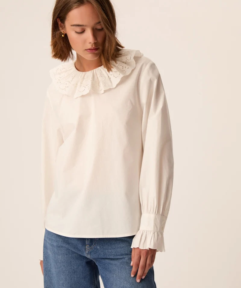 Modèle portant la blouse écru Solinette DES PETITS HAUTS avec un jean bleu