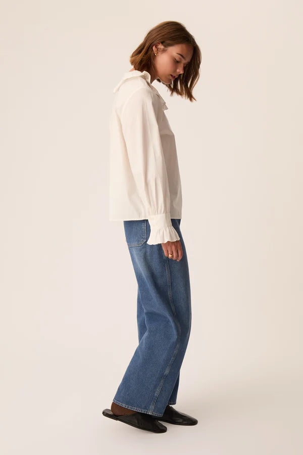 Vue de profil de la blouse écru Solinette DES PETITS HAUTS à manches longues et poignets volantés