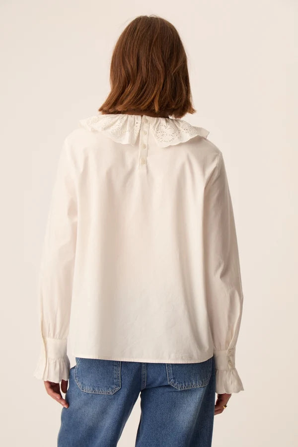Vue de dos montrant le boutonnage et le col volanté brodé de la blouse Solinette DES PETITS HAUTS