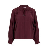 Photo a plat de la blouse Viengly bordeaux VILA en viscose avec col mao volante et cordon a nouer