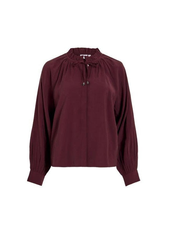 Photo a plat de la blouse Viengly bordeaux VILA en viscose avec col mao volante et cordon a nouer