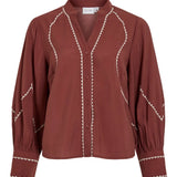 Photo a plat de la blouse Viramette bordeaux VILA avec broderies creme et patte de boutonnage
