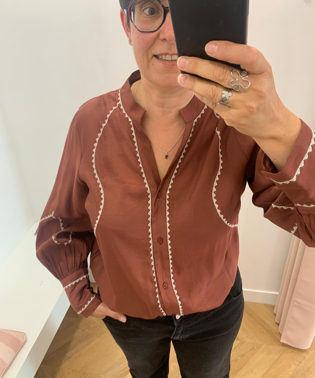 Blouse Viramette bordeaux VILA portee de face avec un jean noir