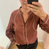 Blouse Viramette bordeaux VILA portee de face avec un jean noir