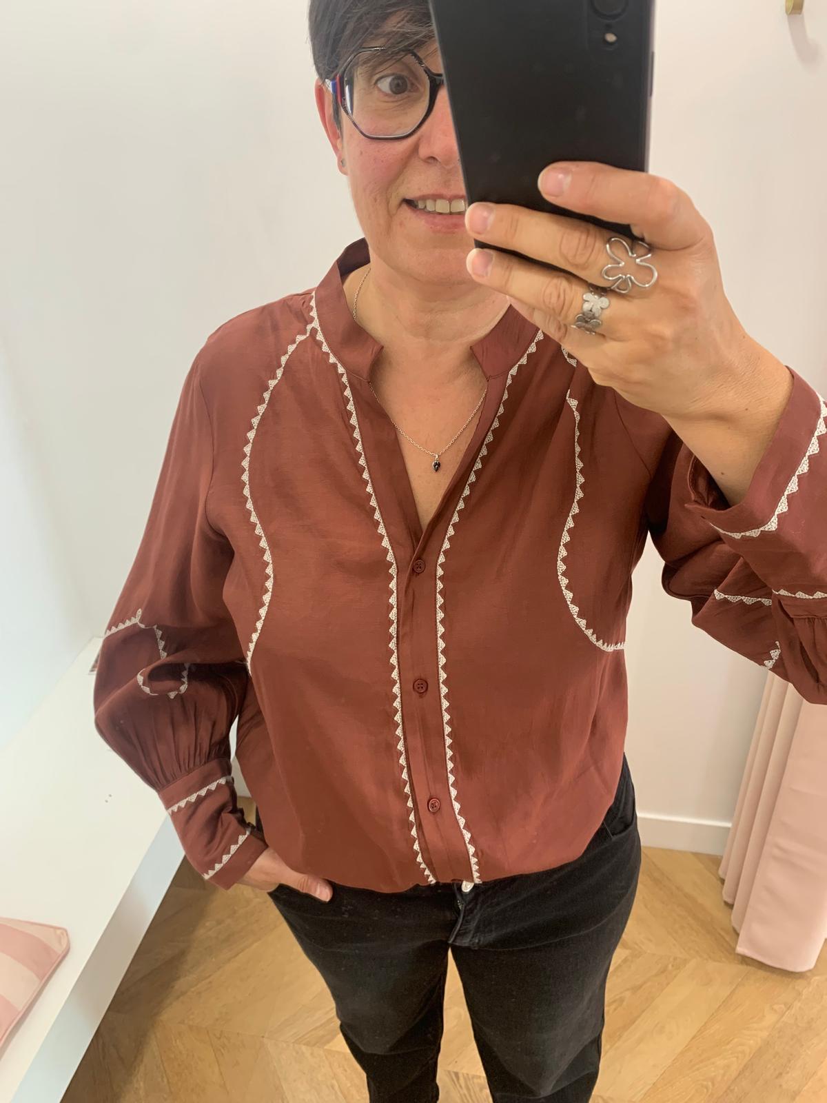 Blouse Viramette bordeaux VILA portee de face avec un jean noir