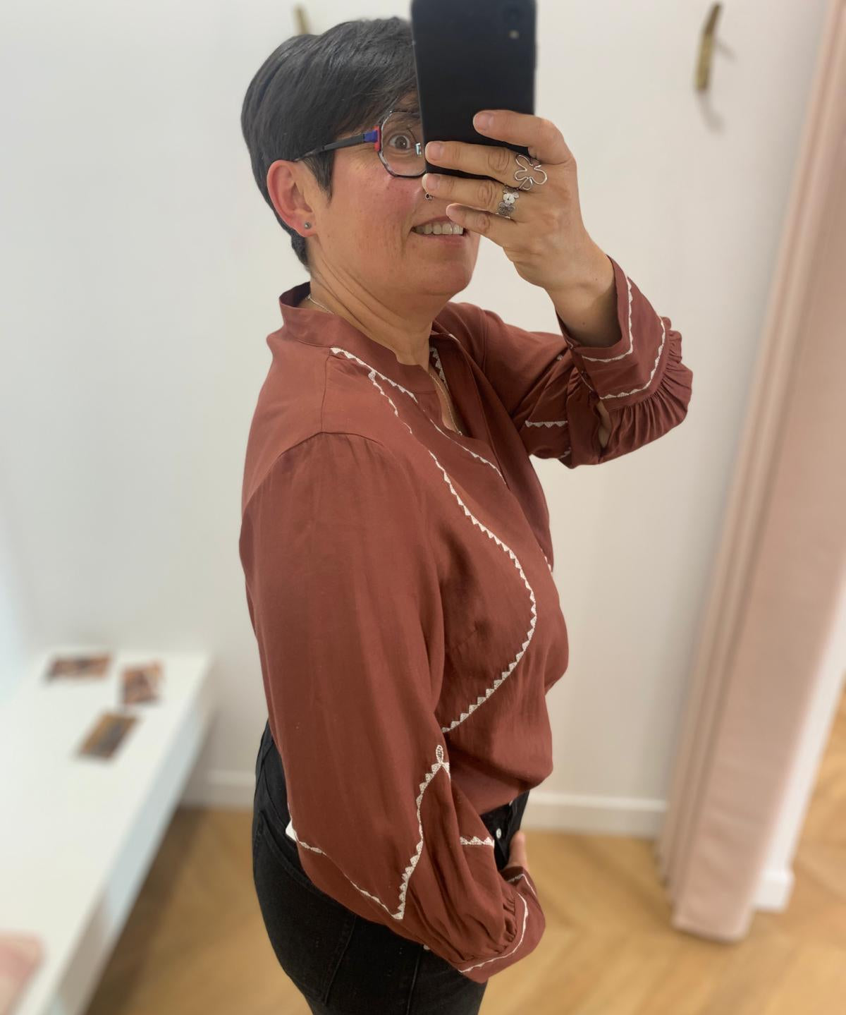 Vue de profil de la blouse Viramette bordeaux VILA mettant en valeur les broderies des manches