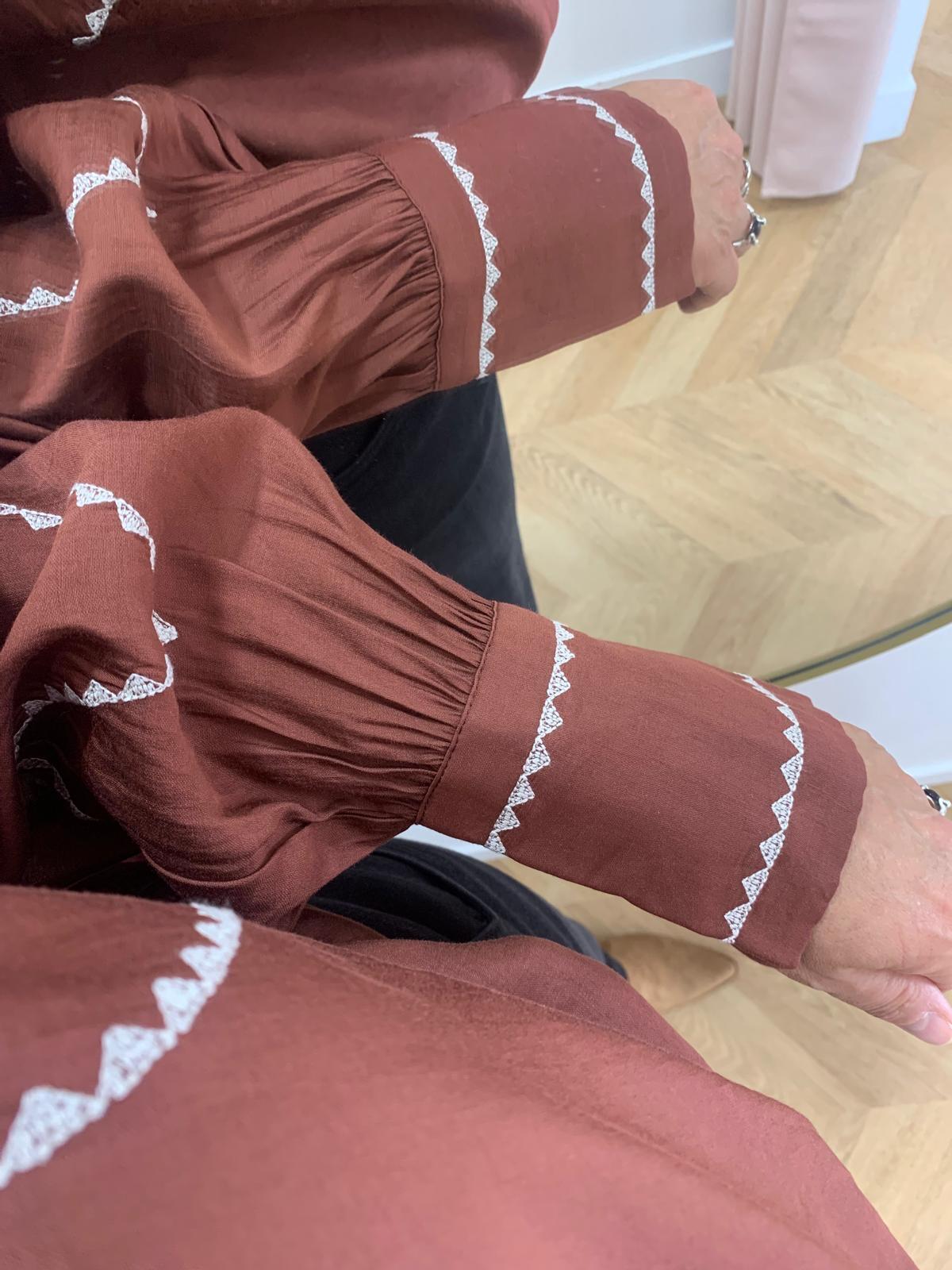 Gros plan sur les poignets fronces et brodes de la blouse bordeaux Viramette VILA