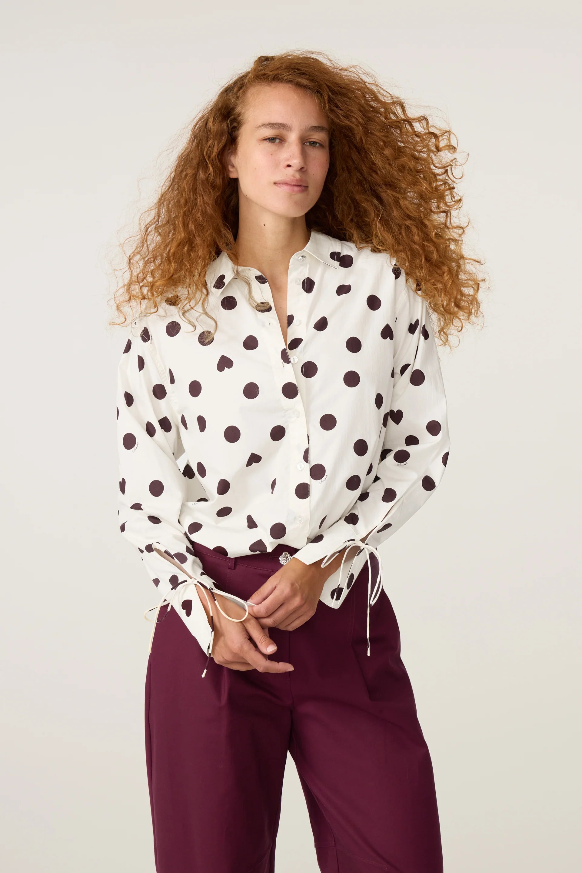 Plan moyen de la blouse Ada FABIENNE CHAPOT à pois et cœurs bordeaux portée avec un pantalon assorti