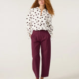 Vue en pied de la blouse oversized Ada FABIENNE CHAPOT et pantalon bordeaux