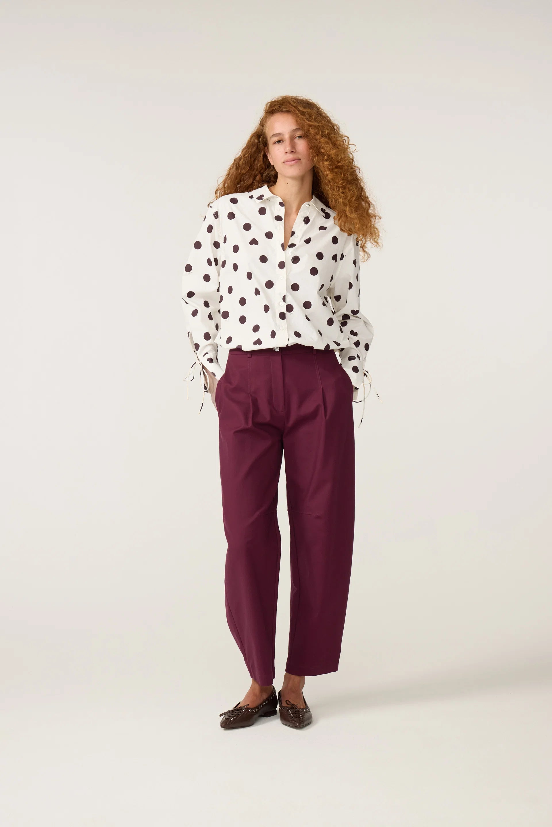 Vue en pied de la blouse oversized Ada FABIENNE CHAPOT et pantalon bordeaux