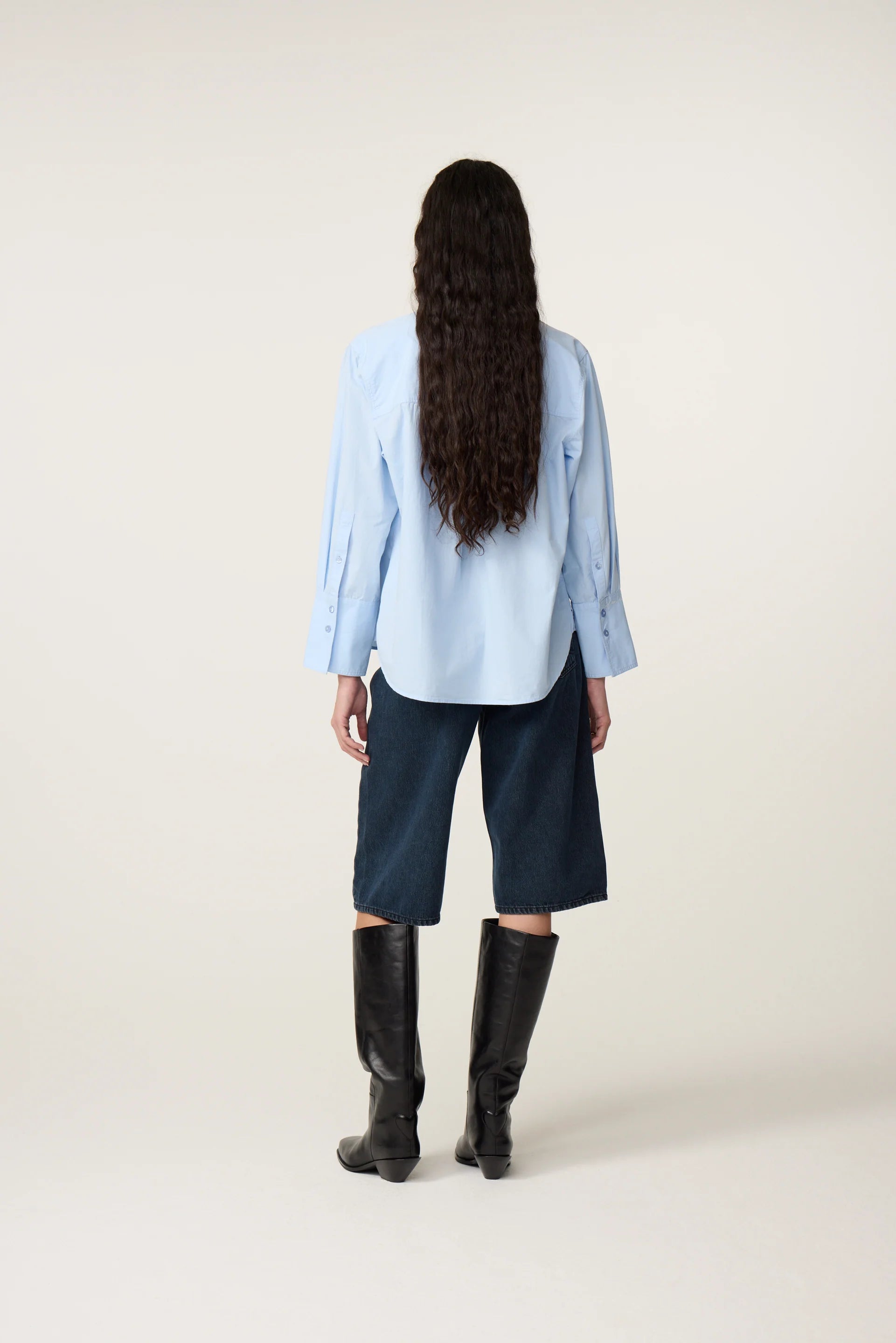 Vue de dos de la blouse bleu pastel FABIENNE CHAPOT