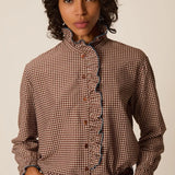 Portrait de face modèle portant la blouse à carreaux vichy marron Sulli DES PETITS HAUTS avec col montant volanté