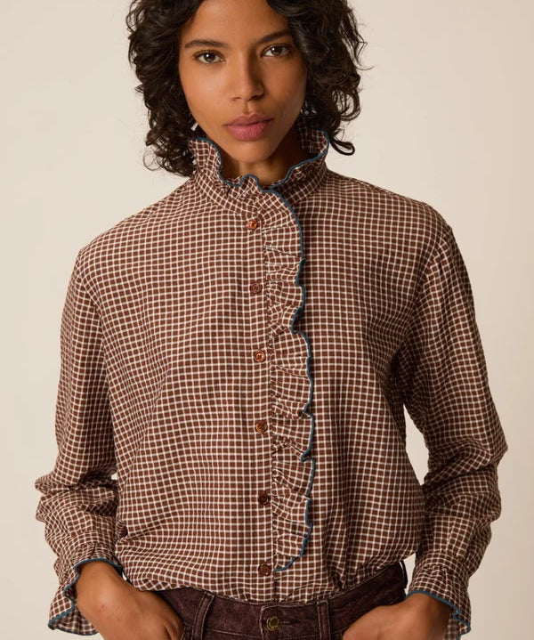 Portrait de face modèle portant la blouse à carreaux vichy marron Sulli DES PETITS HAUTS avec col montant volanté
