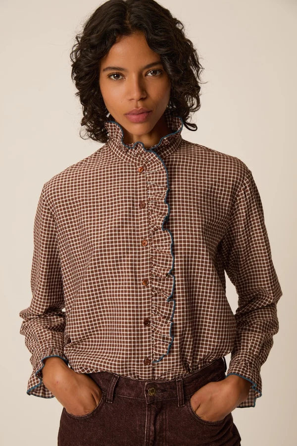 Portrait de face modèle portant la blouse à carreaux vichy marron Sulli DES PETITS HAUTS avec col montant volanté