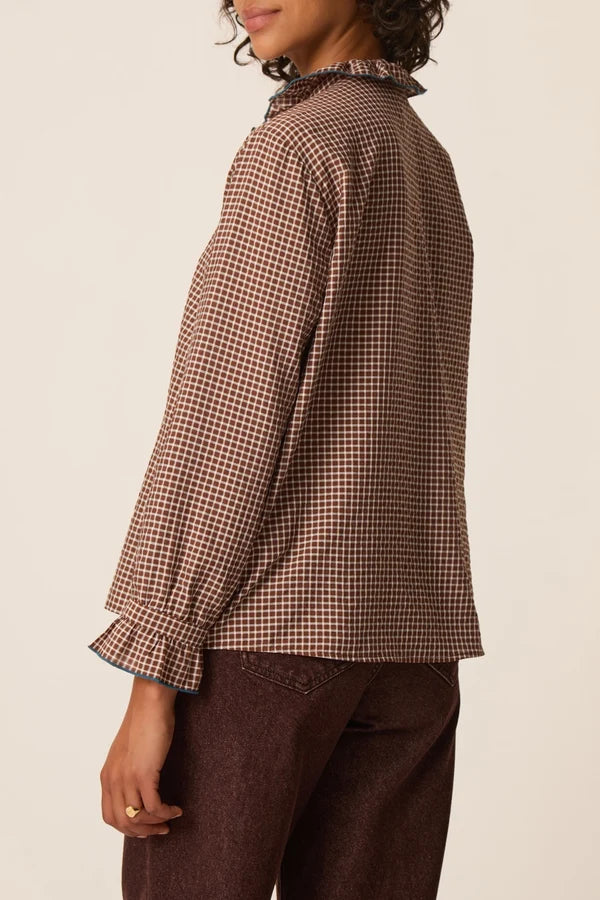 Vue de profil de la blouse fluide à carreaux Sulli DES PETITS HAUTS et ses poignets volantés