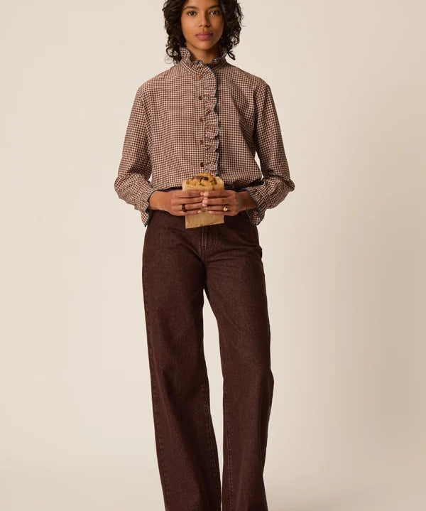 Silhouette complète modèle portant la blouse vichy Sulli DES PETITS HAUTS avec un pantalon marron large
