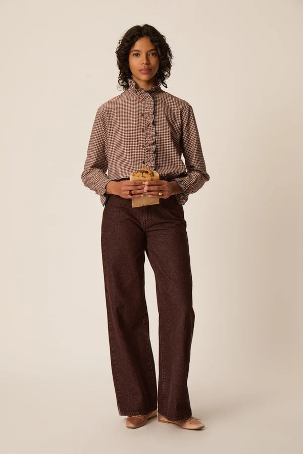 Silhouette complète modèle portant la blouse vichy Sulli DES PETITS HAUTS avec un pantalon marron large