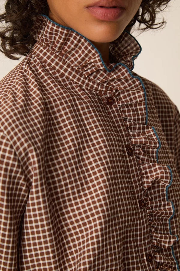 Gros plan du col et des détails volantés de la blouse à carreaux marron et écru Sulli DES PETITS HAUTS