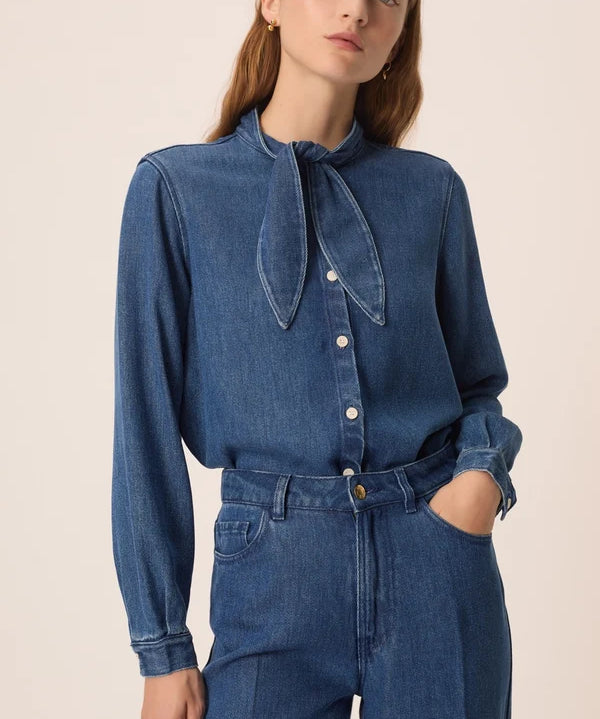 Vue de face de la blouse en denim fluide Lenora DES PETITS HAUTS avec col bandana à nouer et un jean