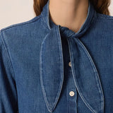 Gros plan sur le nœud bandana et la matière en lyocell bleu moyen de la blouse Lenora DES PETITS HAUTS