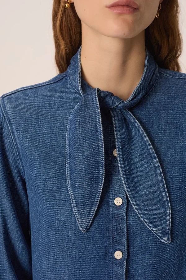 Gros plan sur le nœud bandana et la matière en lyocell bleu moyen de la blouse Lenora DES PETITS HAUTS