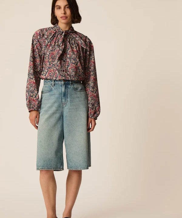 Silhouette complète modèle portant la blouse ample Liberty Rainbow Taya DES PETITS HAUTS et des babies noires