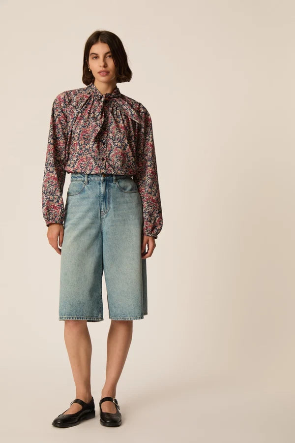 Silhouette complète modèle portant la blouse ample Liberty Rainbow Taya DES PETITS HAUTS et des babies noires