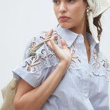 Blouse rayée brodée avec bas smocké Lolita - Bleu ciel - SUNCOO
