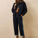 Vue d'ensemble du look avec le blouson Galane marine, pull camel, jean large et bottines en daim