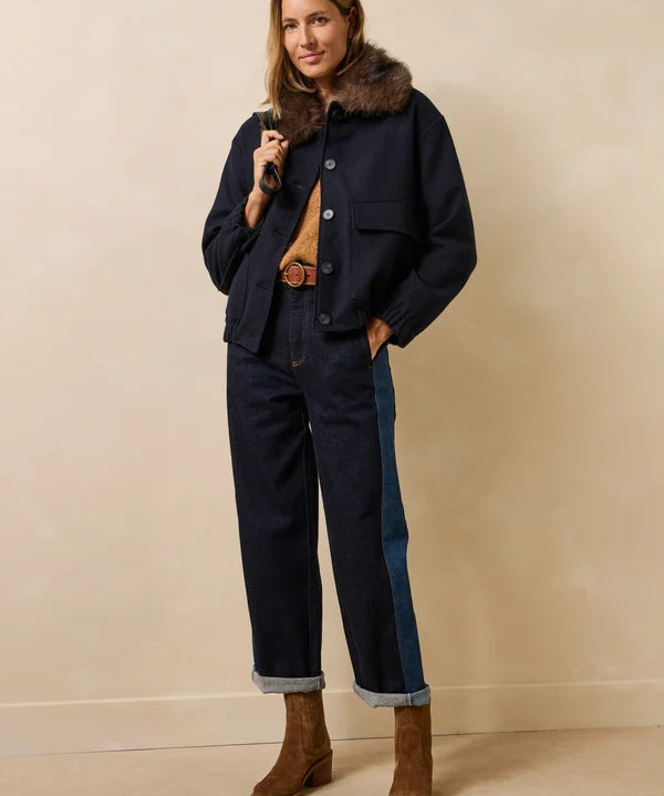 Vue d'ensemble du look avec le blouson Galane marine, pull camel, jean large et bottines en daim