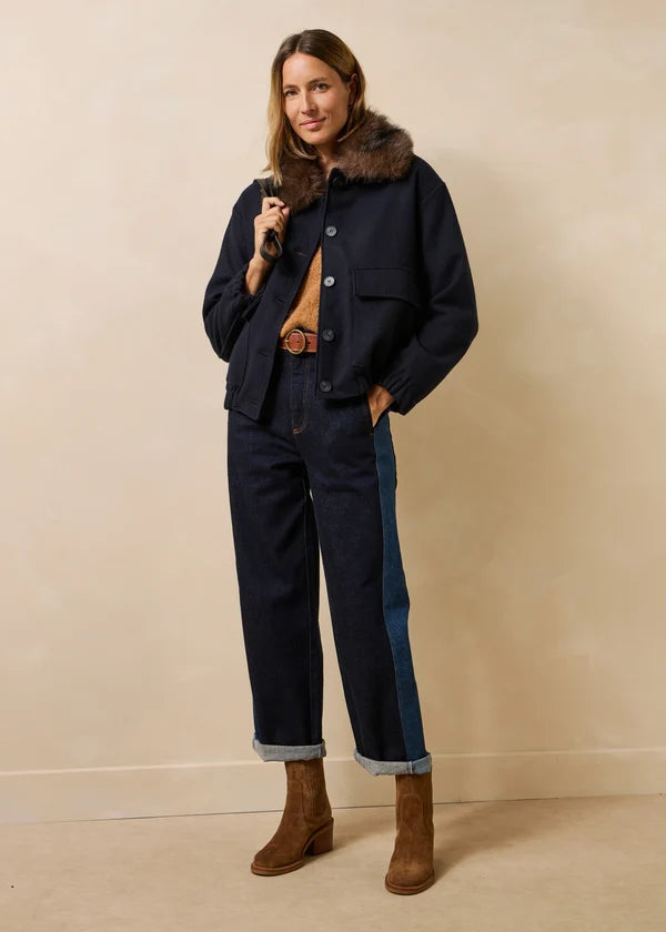 Vue d'ensemble du look avec le blouson Galane marine, pull camel, jean large et bottines en daim