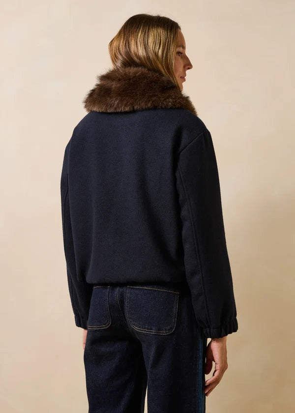 Vue de dos du blouson bomber marine Galane montrant la base élastiquée et le col fausse fourrure