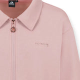 Gros plan sur le col chemise, la fermeture zippée cuivrée et le logo poitrine du bomber NO NAME Carter