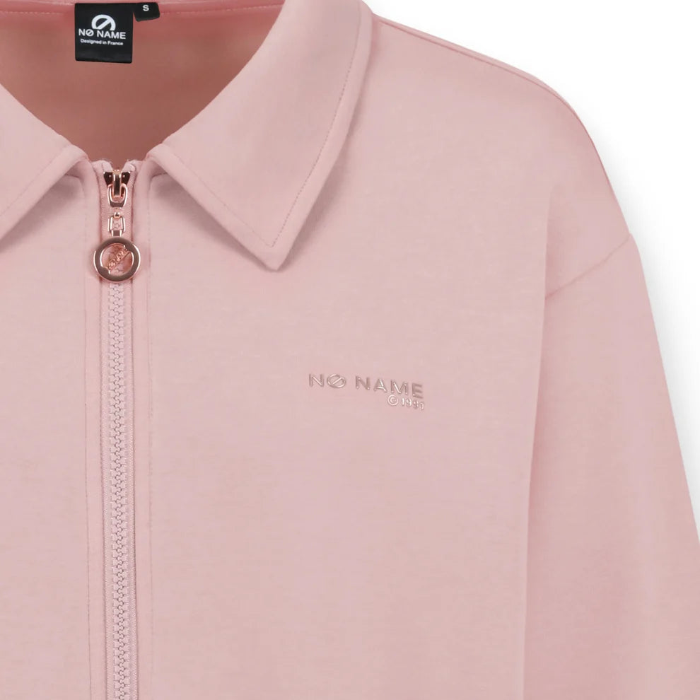 Gros plan sur le col chemise, la fermeture zippée cuivrée et le logo poitrine du bomber NO NAME Carter