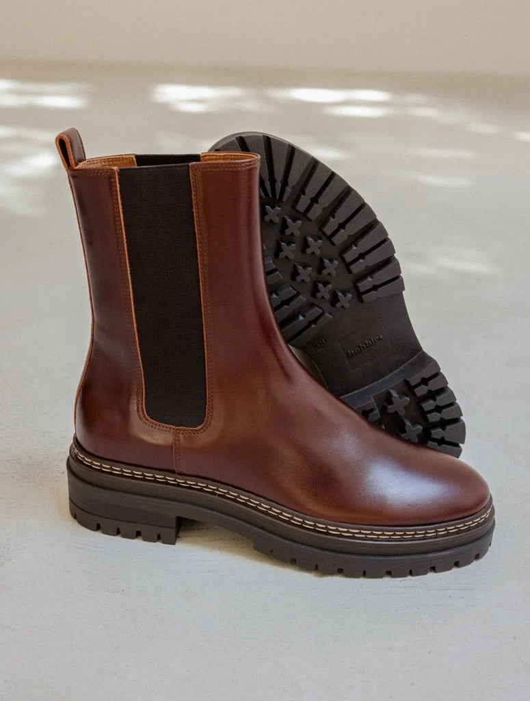 Vue de trois-quarts mettant en valeur la semelle crantée en caoutchouc des boots Clover BOBBIES HOMME