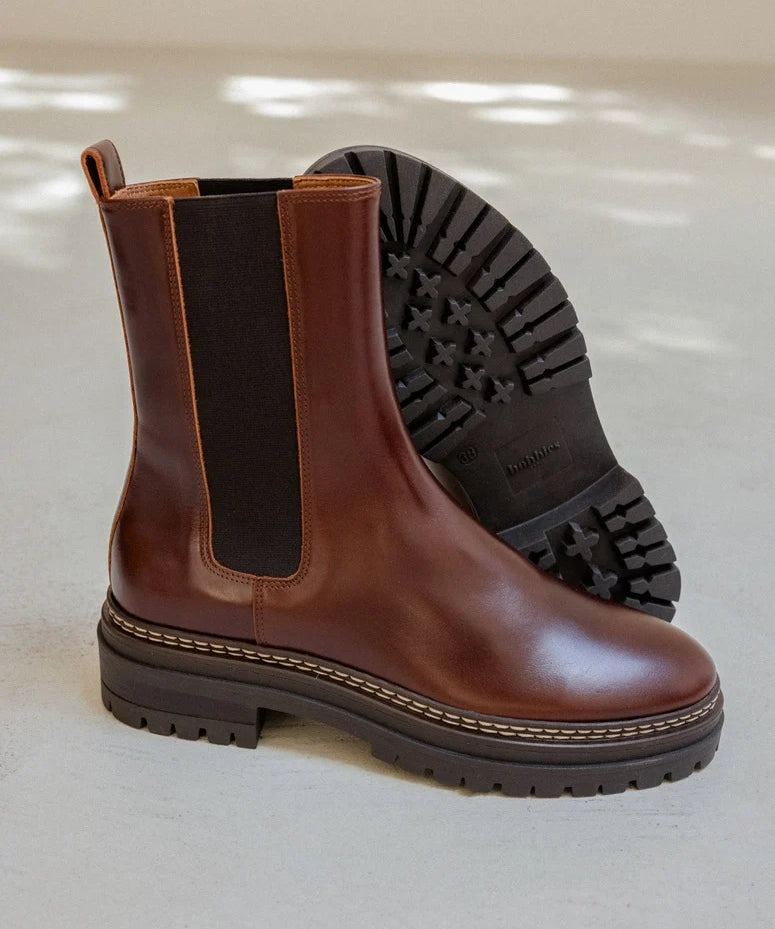 Vue de trois-quarts mettant en valeur la semelle crantée en caoutchouc des boots Clover BOBBIES HOMME